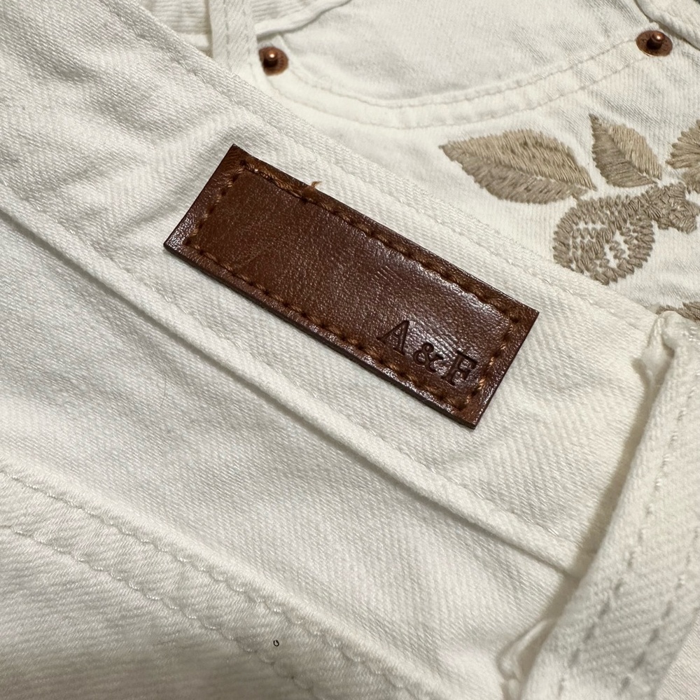 Abercrombie & Fitch White Floral Embroidered Denim Mini Skirt 25/0 - Picture 5 of 7
